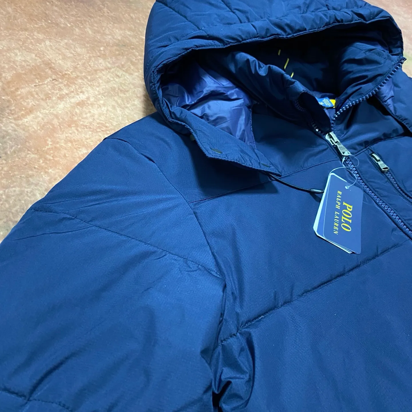 P740 The top version distinguishes currency from the official website for details, scan the QR code to enter the official website] 24SS Winter New Rah Lauren Winter Gorham Down Jacket with Detachable Hood Down Jacket is windproof and waterproof. The same top version as the official website - Color: Black, Navy Blue, Glossy Black - The top version distinguishes market currency - Purchase the original mold to create a full set of customized accessories, details determine success or failure. - ·Comes from the United States, and has a strong American flavor. ·The two brands under his name, by Rah Lauren and Rah Lauren, have created a sales field of high-quality fashion in the world, and continue to carry forward the designer's reputation and the brand's glorious image. - - Accessories: original tag, washed label + electroplated YK zipper logo, customized Laf Loren zipper - full set of accessories - the same style for both men and women, size m-xxl